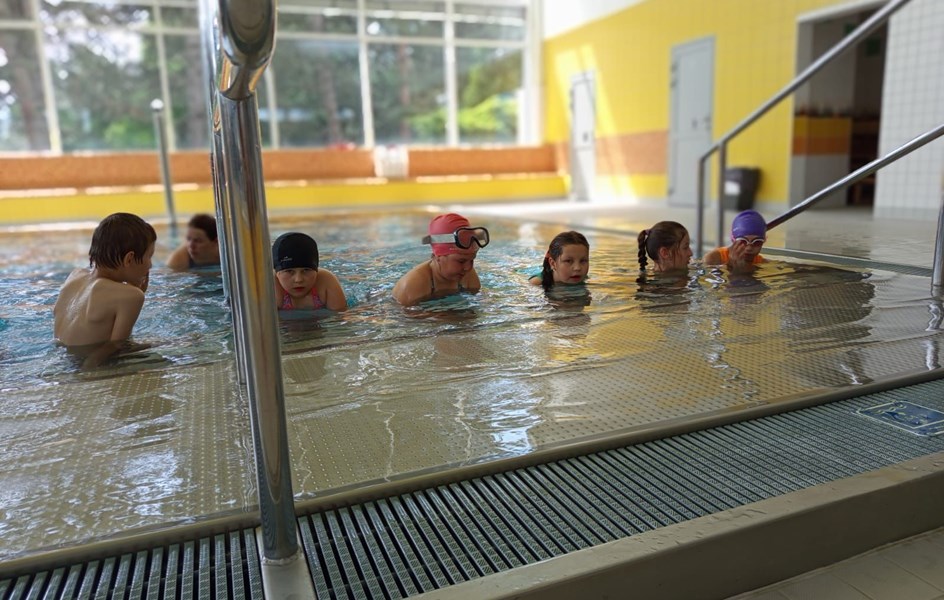 Družina na bazéně - zvětšit obrázek