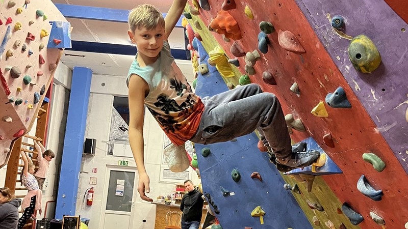 Nadšení a podpora rodičů: Nezapomenutelný zážitek pro žáky 6. třídy na Boulderingové stěně v Novém Jičíně
