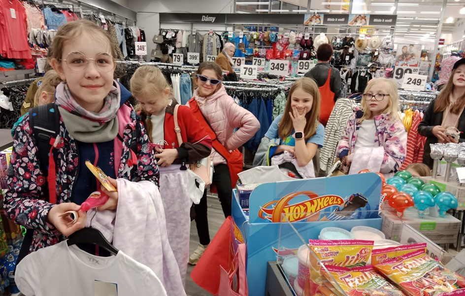 Taneční kroužek školní družiny na nákupech - zvětšit obrázek