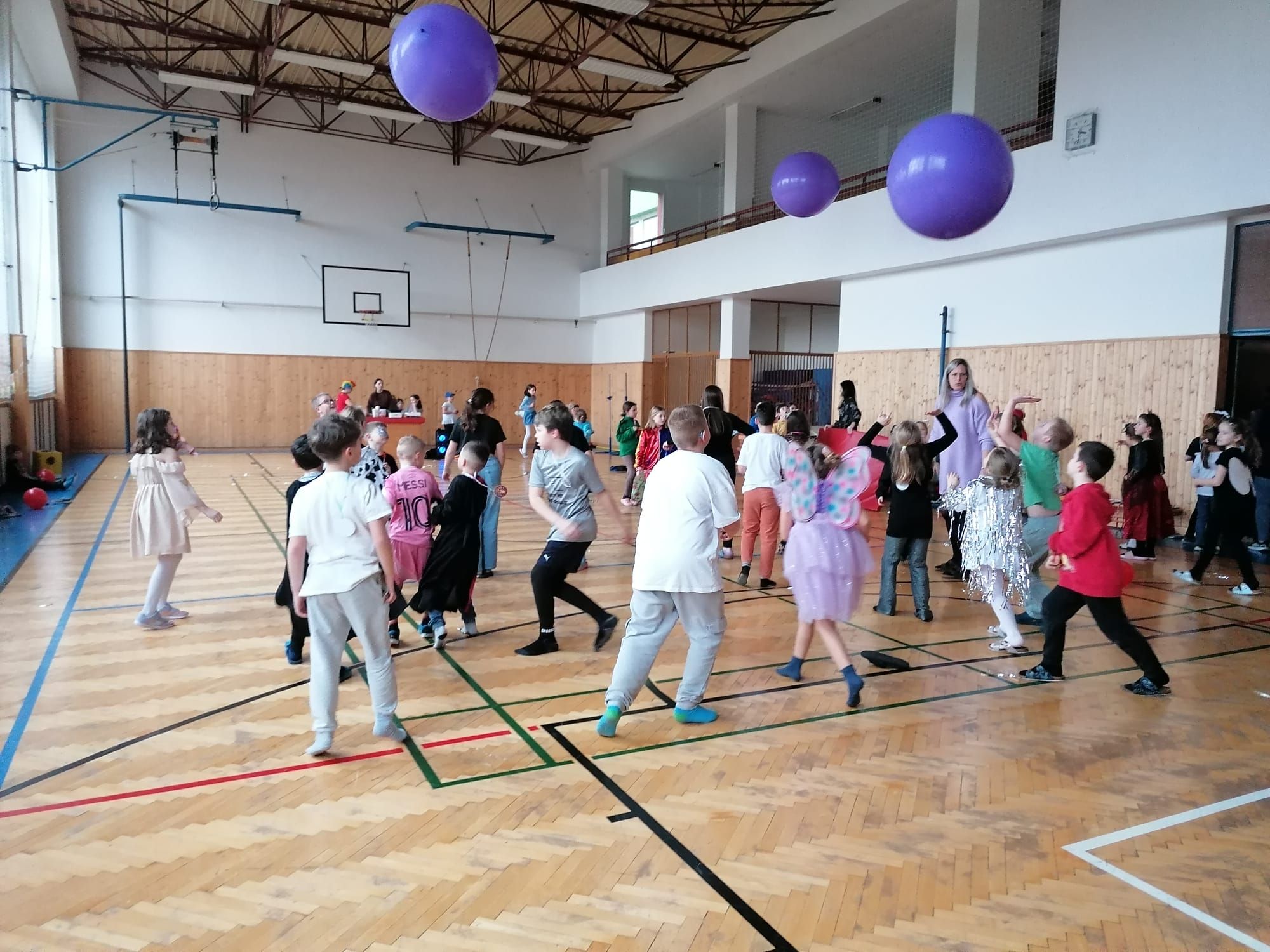 Karneval ve školní družině: masky, tanec a obří balóny