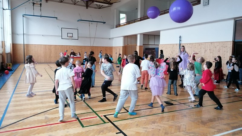 Karneval ve školní družině: masky, tanec a obří balóny