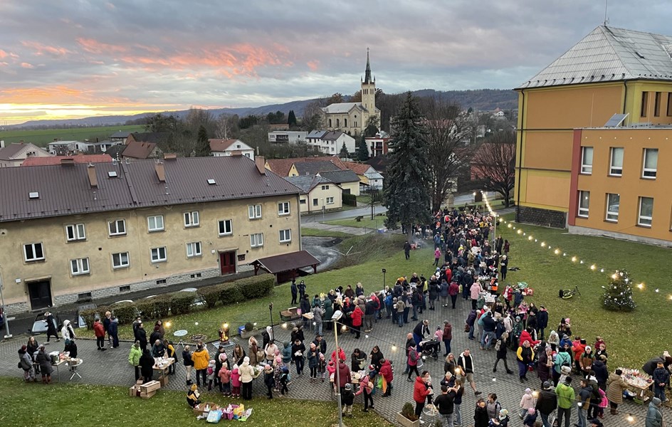 Vánoční jarmark u naší školy - zvětšit obrázek