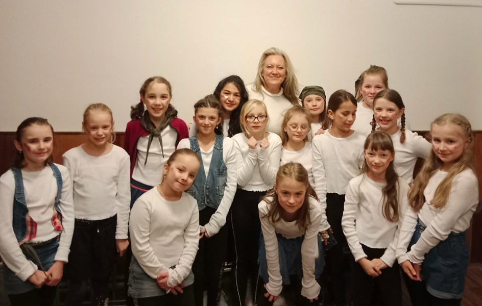 Vystoupení kroužku školní družiny na XXV. Školním plese - zvětšit obrázek