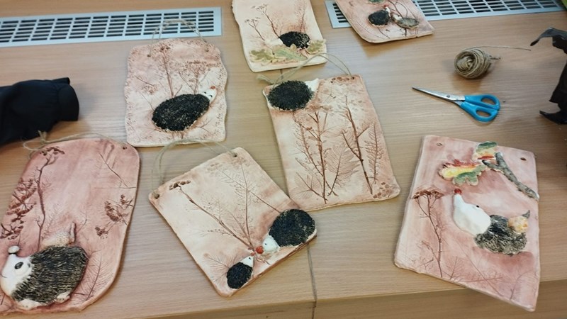 Děti vyrábějí keramické dárky s láskou