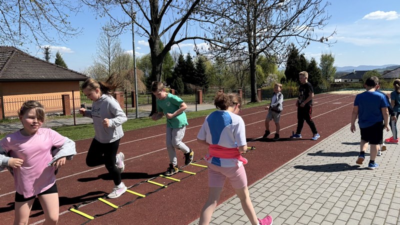 První jarní trénink venku: Běhej, skákej, házej!