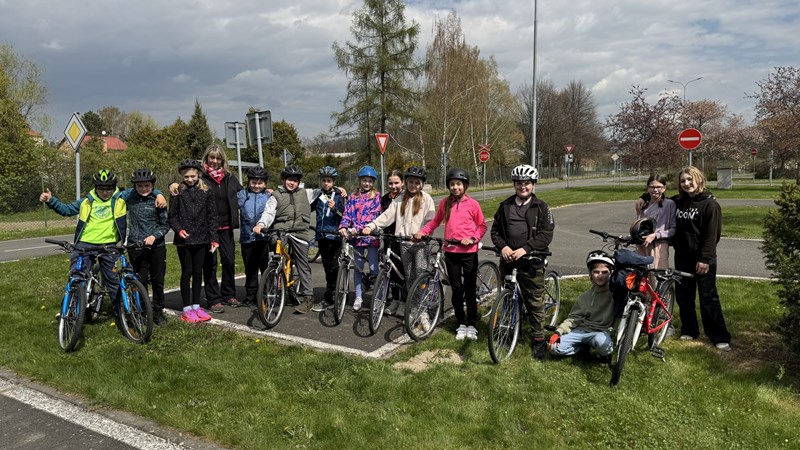 Mladí cyklisté vyrážejí do provozu