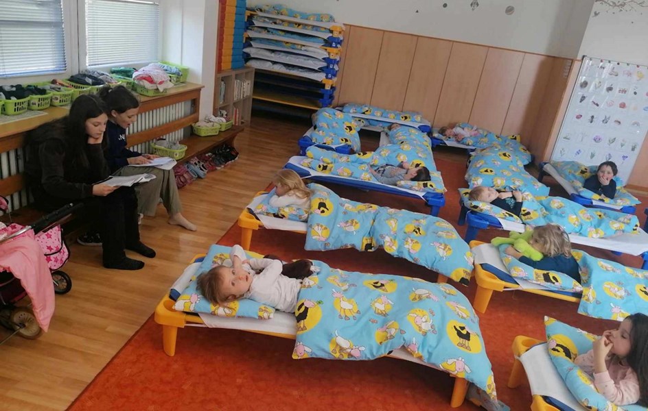 Páťáci čtou Hvězdičkám - zvětšit obrázek