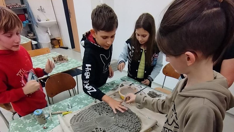 Dotek hlíny a projekt „Slunce svítí všem“