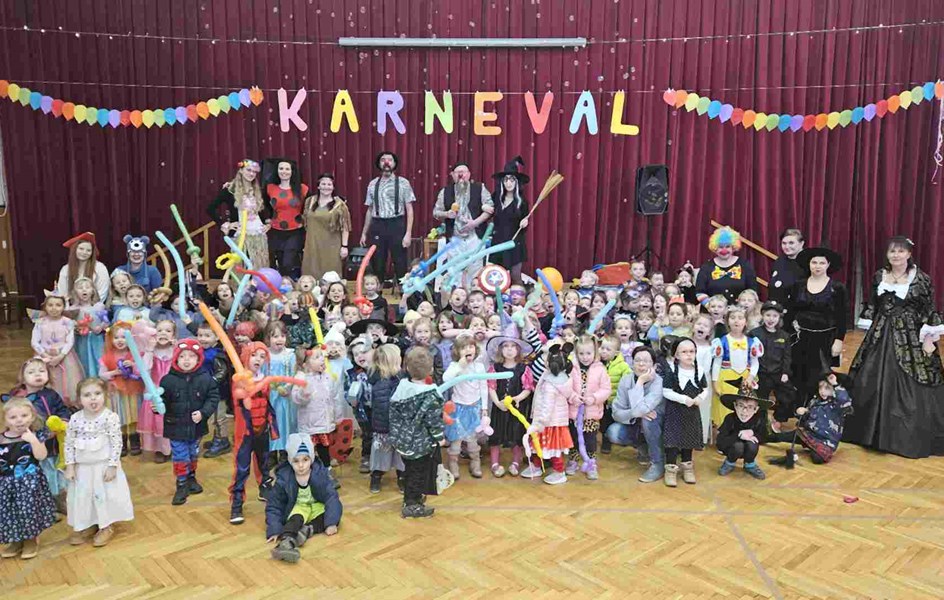 Masopustní karneval s Klauny na volné noze - zvětšit obrázek
