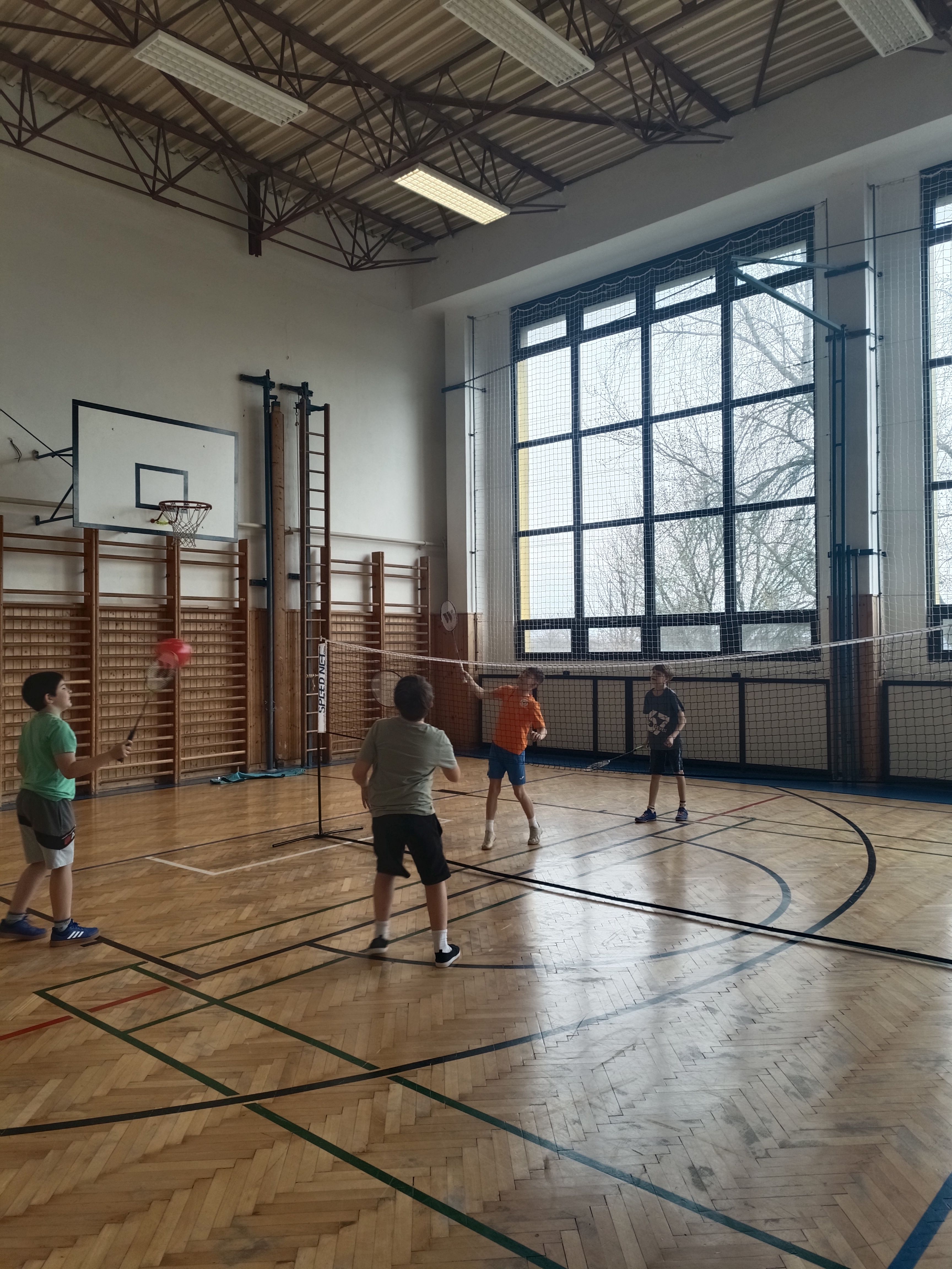 Badminton trochu jinak: Rakety a létající balóny!