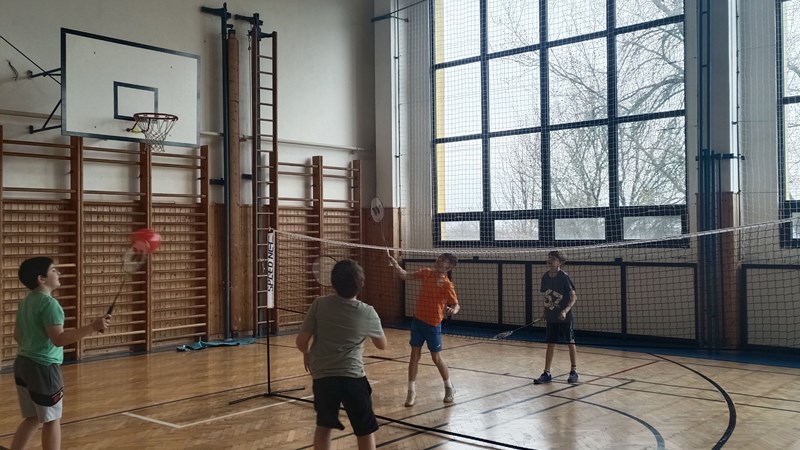 Badminton trochu jinak: Rakety a létající balóny!
