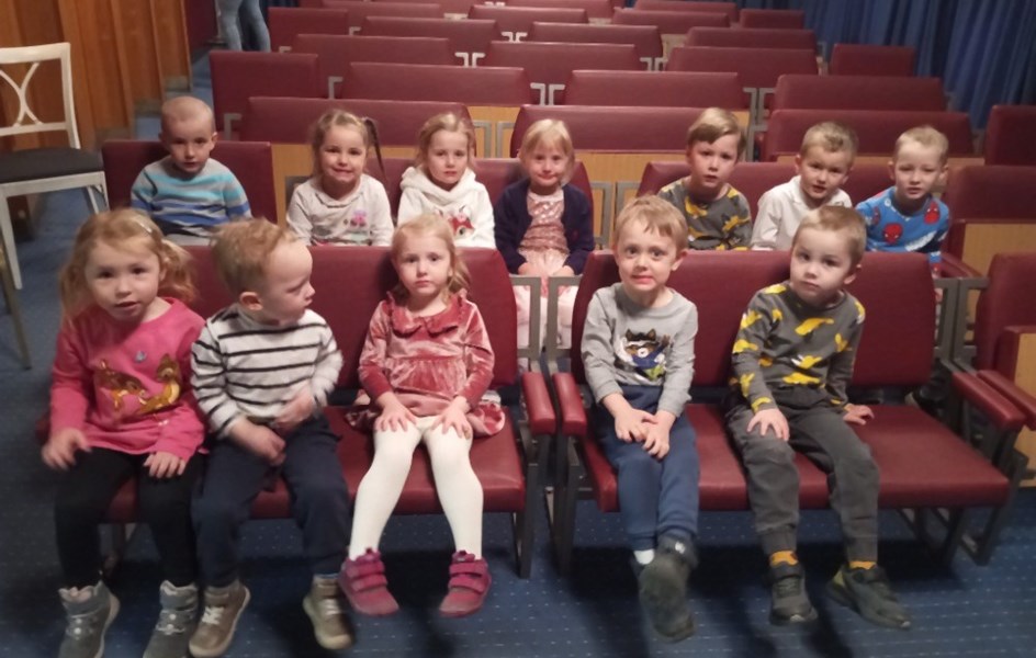 Kuřátka v divadle - zvětšit obrázek