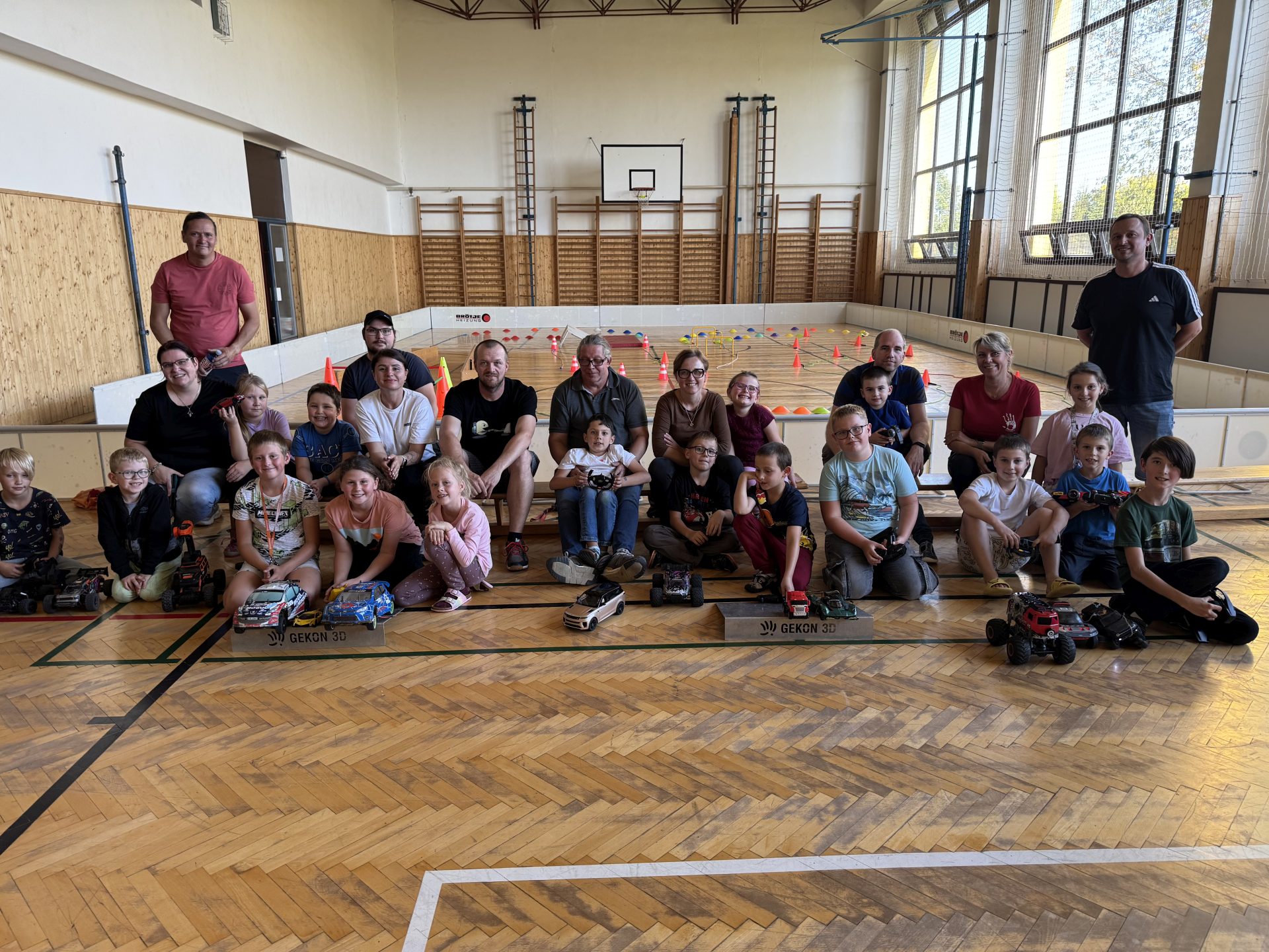Rychlá kola a skvělá zábava: Školní rallye s autíčky na dálkové ovládání!