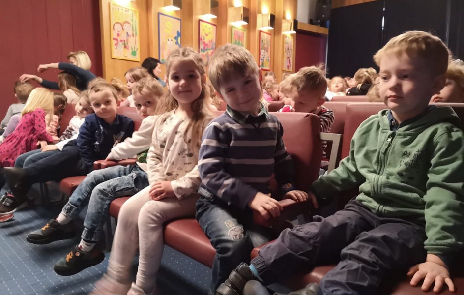 Děti z MŠ v loutkovém divadle Odry